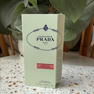 Prada Les Infusions de Rhubarb Fragrance Sample